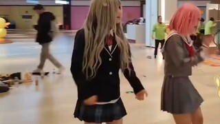 How can music girls deal with bag snatching?