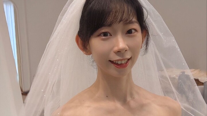 Bodoh, ini kali pertama dia mengenakan gaun pengantin, kok jadi cantik banget!!