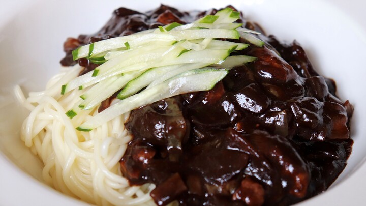 Cara Membuat Mie Dengan Pasta Kacang Hitam Korea (Jjajangmyeon)