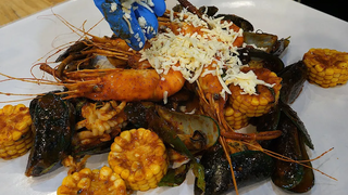 / Stir-fried spicy seafood a popular street food in Thailand