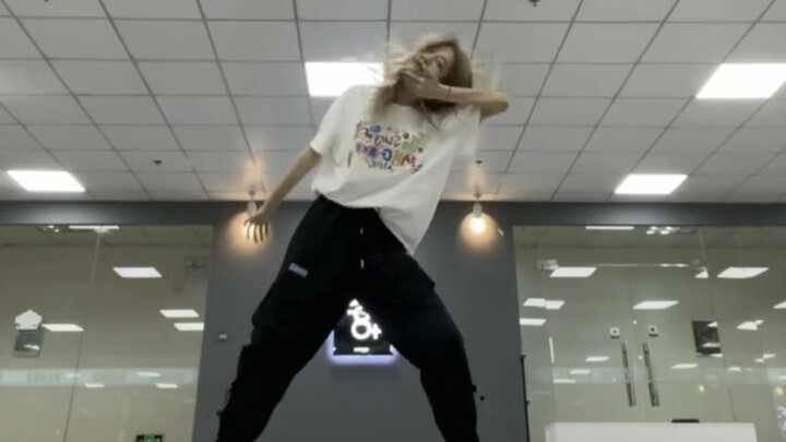 Cover Kick It dari Yuan Yiqi keren banget