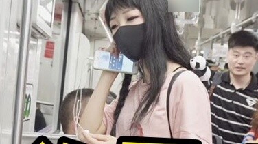 Kenakan headphone dan menari di stasiun kereta bawah tanah Shanghai Ⅰ Dunia ini penuh dengan kegembi