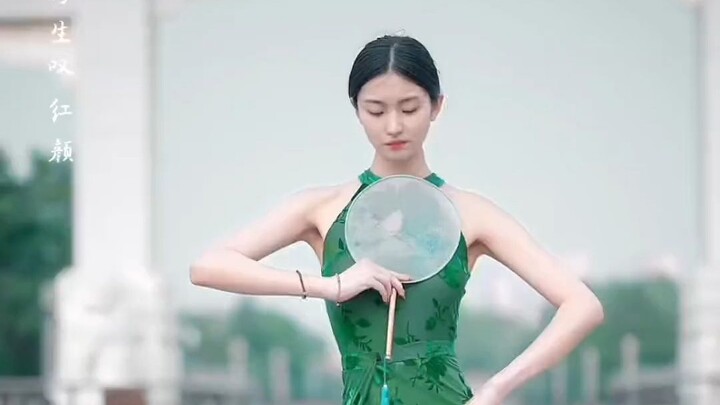 逢人不说人间事 便是世间无事人此去半生扇子舞