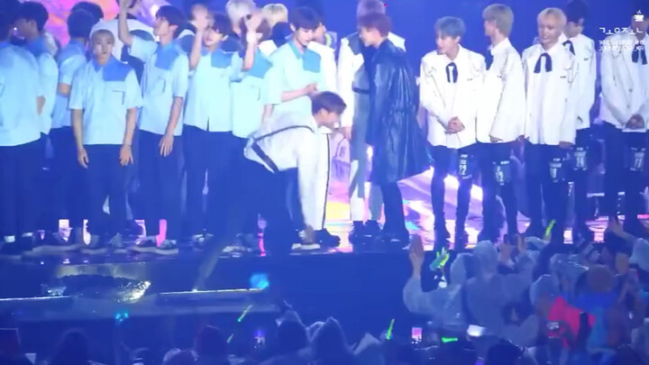 【NCT】Đẩy nhiệt độ lên cao: Sao lại có một idol ấm áp đến thế! Xuyên qua đám đông, anh ấy mang quà tặ