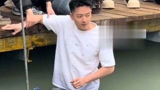 游客手机意外掉进景区湖里，小伙下水帮忙解锁新的捞手机方式， #这脚是自带金属探测功吗 ？ #万万没想到