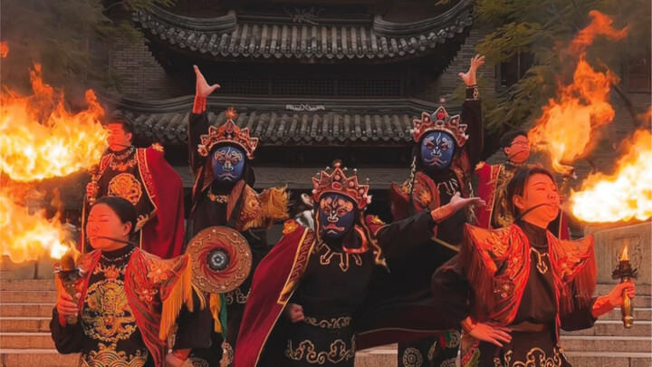 Perempuan juga bisa menyemburkan api, keren banget!