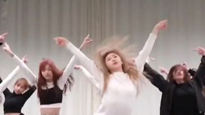 การได้ดูเธอเต้นก็เป็นความสุขอย่างหนึ่งไม่ใช่หรือ