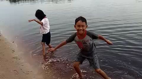 bermain d pantai mengasikan sekalik kaka beradik asik bermain