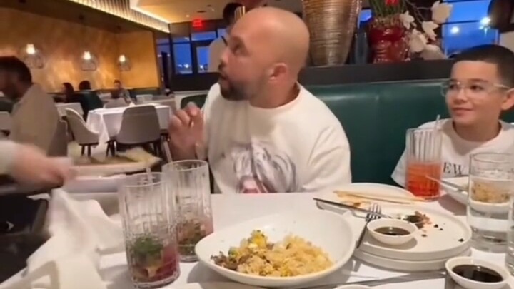 แกล้งกันหน่อย เมื่อคุณให้พนักงานเสิร์ฟเก็บอาหารของเพื่อนไป