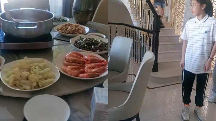 Mẹ thấy con trai lần đầu đưa bạn gái về nhà, vừa xúc động vừa tiếp đãi nhiệt tình suốt cả buổi: khôn