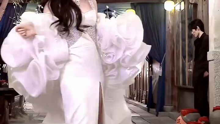 Marriage first, love later! Family marriage! The beautiful and charming young lady