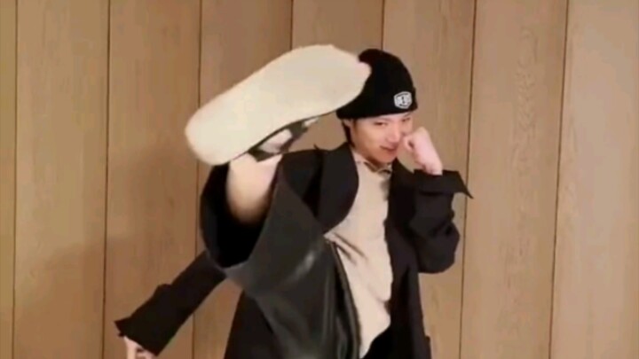 هل شاهدت تحدي الـ kick back بهذه المرونة؟ لي يونغ تشين، الرجل الكوميدي، أصبح متاحًا الآن