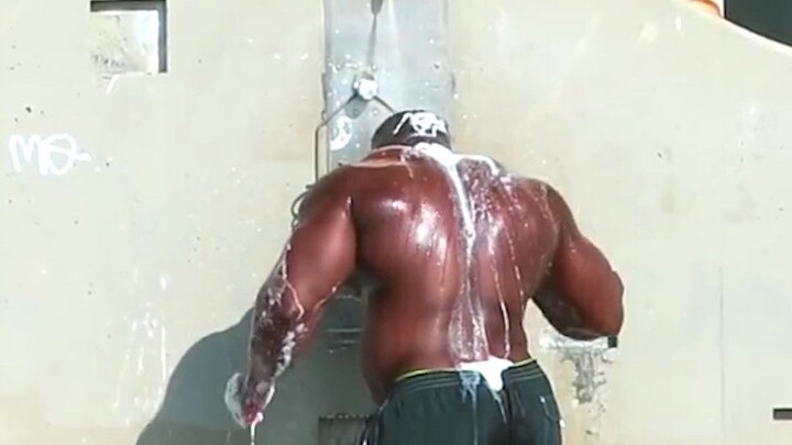 果子哥哥《你们哪个来救哈我，我洗头洗遭了！》