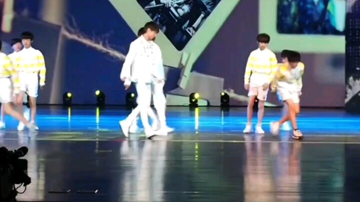 才发现当年TFBOYS的宠爱里有丁程鑫啊，还是小小一只的😘