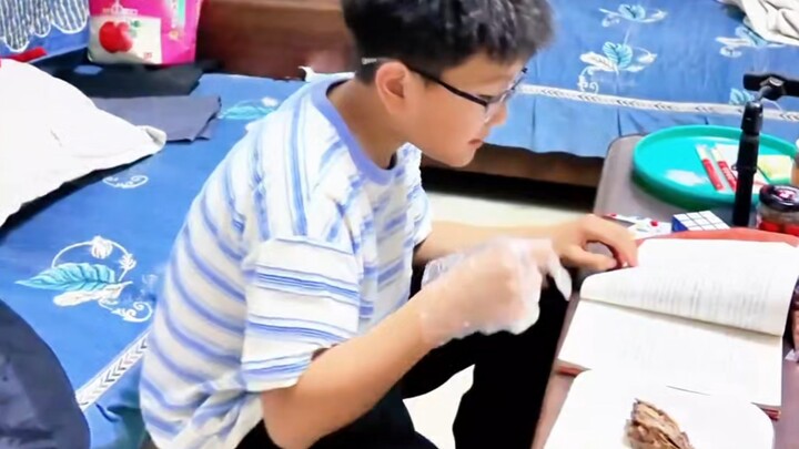 الخبز الصغير مع أخ الخبز كوجبة خفيفة مع مشروب، ورأس البط كوجبة خفيفة مع القراءة... ما أروع كلمة “الق