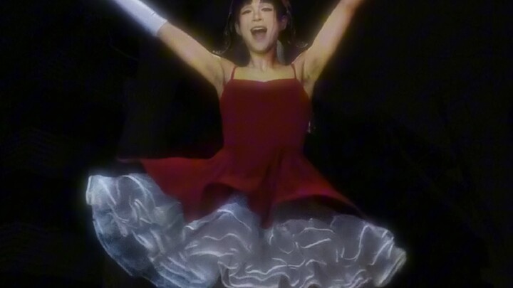 Di bawah sorotan lampu, di balik bayangan