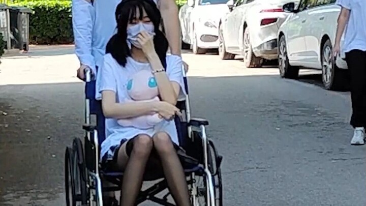 Chân của chị tôi bị dính chặt rồi...