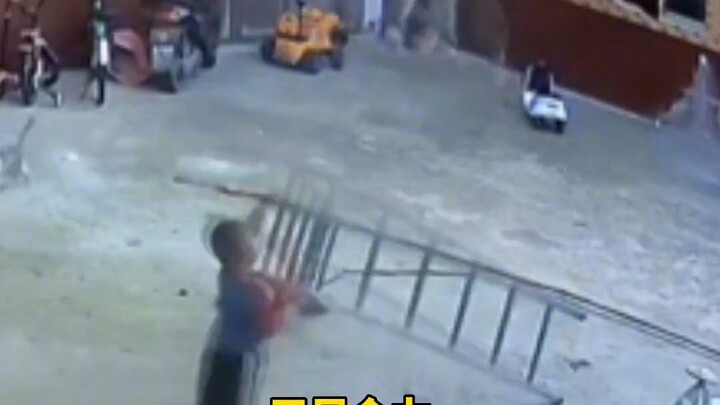 บันไดล้มลงกะทันหัน คุณย่าลอยอยู่กลางอากาศร้องขอความช่วยเหลือ หลานชายวัย 3 ขวบใช้แรงทั้งหมดที่มีดันบั