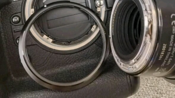 ช่างภาพนักข่าวที่ไปทำข่าวโอลิมปิกฤดูหนาวทำกล้องตกพังก่อนวันเปิดการแข่งขัน (สงสัยจะเป็นการตกกล้อง Nik