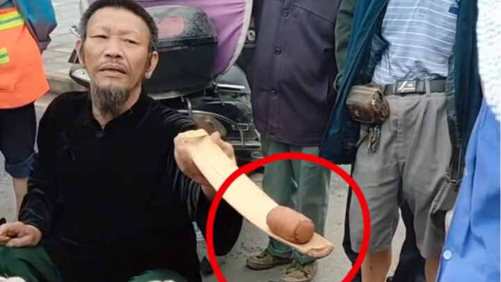 Kakek tua mengais rezeki dengan bermain atraksi di tepi jalan: telur yang bisa berjalan!