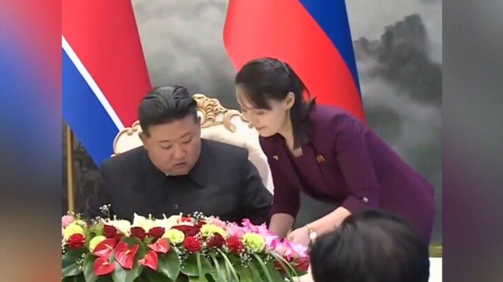 Chắc cô em gái Kim cũng chỉ dịu dàng thế này trước mặt anh trai thôi