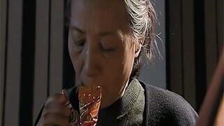 老母半夜被饿醒，儿媳冰箱全是国外食物，竟是只能吃方便面