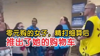 Wanita yang berbelanja gratis mendorong keranjang belanjanya keluar dari Walmart setelah perhitungan