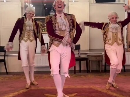 مقاطع مضحكة وراء الكواليس لفرقة فتيان بريطانية من القرن الثامن عشر