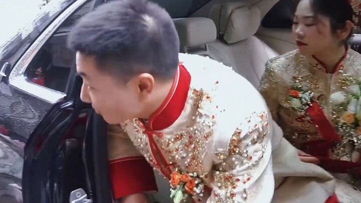 As the groom knelt, the father-in-law couldn’t hold back anymore.