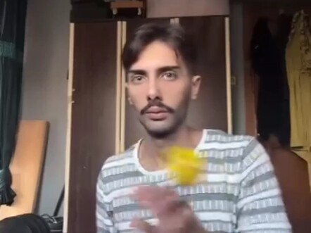 اليدين اللتين تقاومان مقاومة الهواء لتقليل السرعة