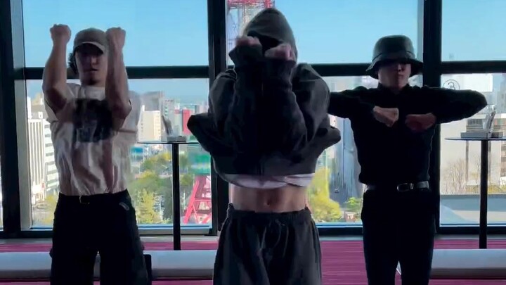 Tiêu Quang thực sự đã nhảy theo điệu nhạc của chiếc quạt đi dép bông