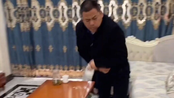 Dad Yang pulls out a Seven Wolves cigarette! Little Brother Yang is done for.