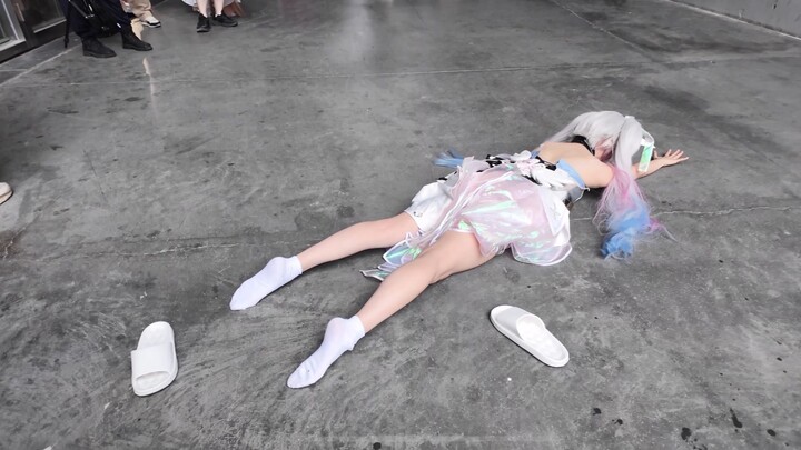 My brother said he would take the most down-to-earth photos of me at the comic convention!