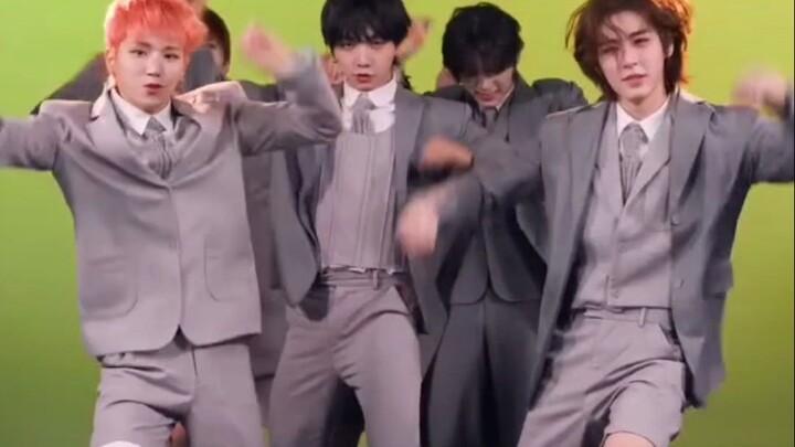 Về việc người gác cửa đã làm những gì trong màn tiếp sức khiêu vũ?