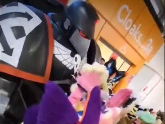 Được, được, được, cứ lao thẳng vào luôn hả?