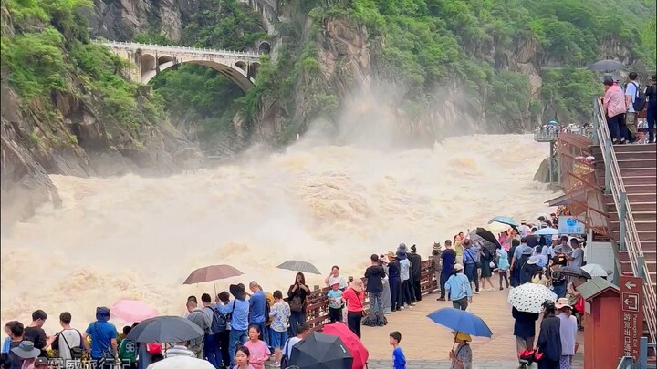 Ở đây cấm bơi, du khách nhìn biển cảnh báo liền nói: “Coi trọng tôi quá đấy, cá mà đến cũng chết đuố