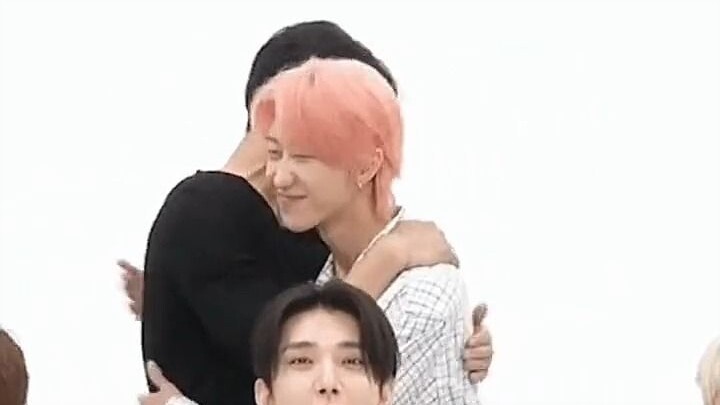 The puppy just wants to get close to LP and give LP a hug! Kim Min-kyu is so clingy with Seo Myung-h