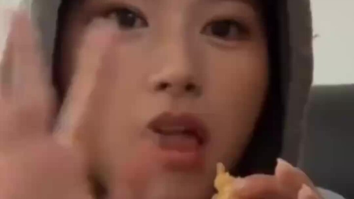 Sana đeo mũ để giấu màu tóc mới, nhưng ba ngày sau trong livestream lại quên che đi và vô tình tiết 