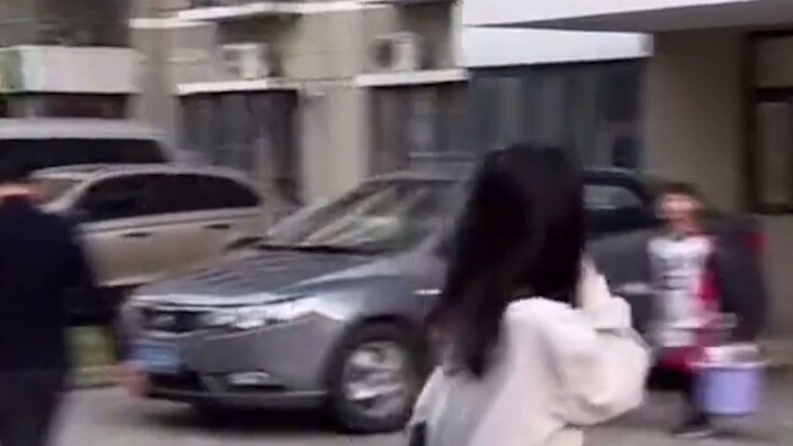 男子带女朋友回家，刚好遇到回家的爸爸，网友：你爸也社恐吧