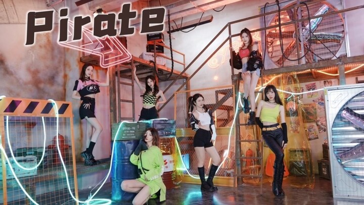 My bullets are engraved with your name! Have you ever seen such a stunning female pirate? 『Everglow-