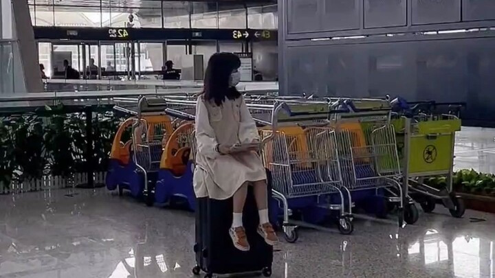 “นักศึกษารูปแบบ Q-Style” ที่สนามบิน นั่งบนกระเป๋าเดินทางแล้วดูตัวเล็กจิ๋วมาก! ชาวเน็ตบอก: ได้ยินมาว่