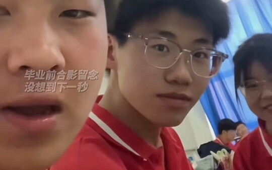 “青春的主角已经更替 我们也不在十八岁”