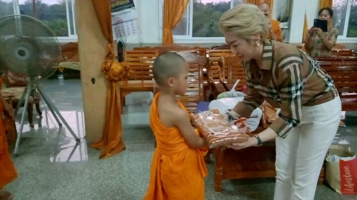 ถวายผ้าไตรจีวรให้สามเณร