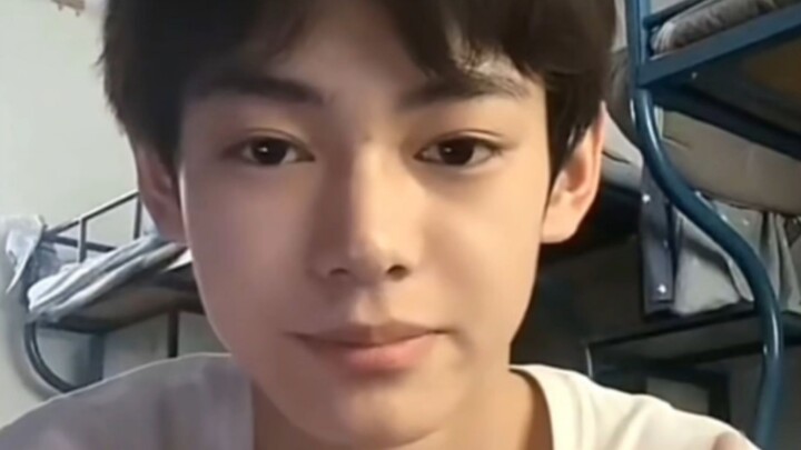 Han Zhen's pre-debut livestream clips (Source: Douyin)