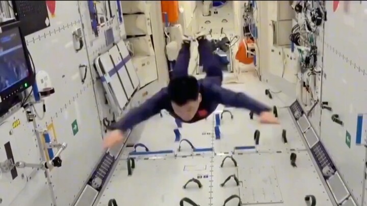 Tiga orang antariksawan berkeliling di Stasiun Luar Angkasa Tiongkok, sekumpulan orang yang begitu m