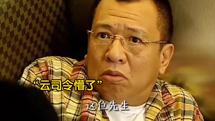 Seorang kakek membaca majalah berkonten dewasa di tempat umum, namun akhirnya ditegur habis-habisan 