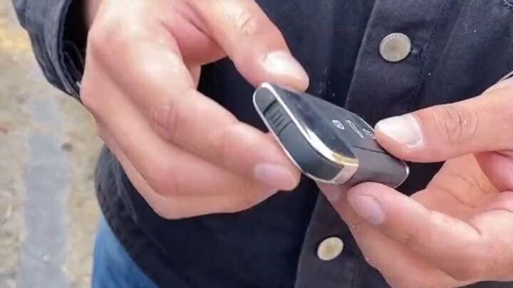 Your car key battery is dead? Use this trick to easily unlock the door!