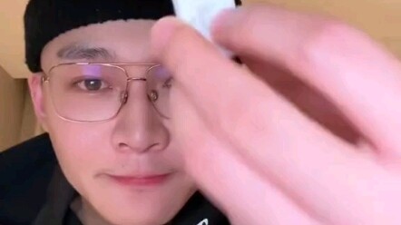 Lưu Di Đồng dương tính, chẳng ai quan tâm; cư dân mạng bảo Lưu Di Đồng tránh xa ông bố điển trai của