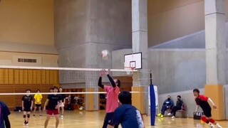 玩排球！