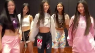 Bạn sẽ hối hận vì không xem phiên bản phòng tập siêu ngầu của "Hype Boy" của NewJeans!